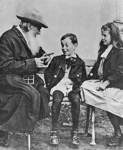 Portrett av Lev Nikolaevich Tolstoy (1828-1910) med barnebarna hans (se også 105767)